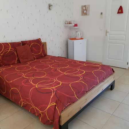 Villa Des Masques Aubais Номер фото