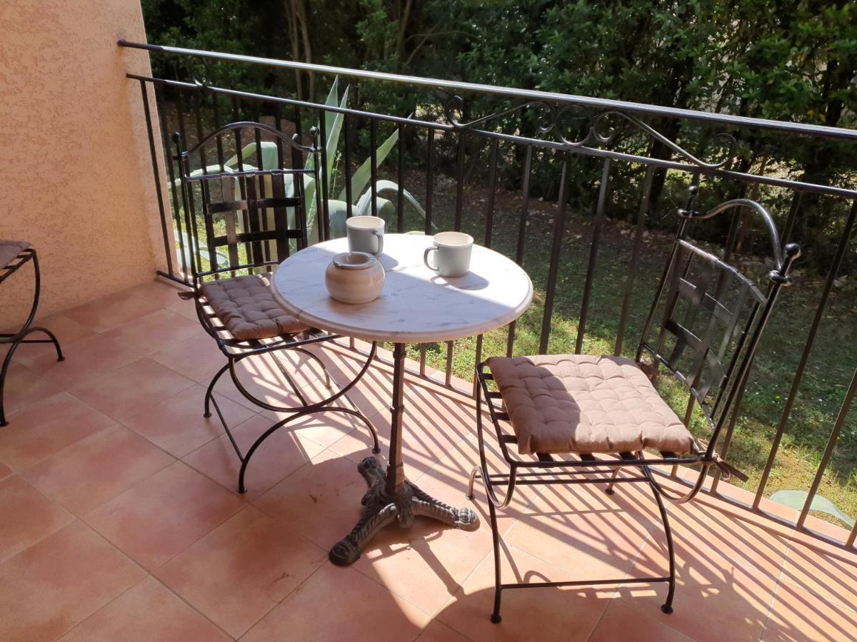 Villa Des Masques Aubais Номер фото