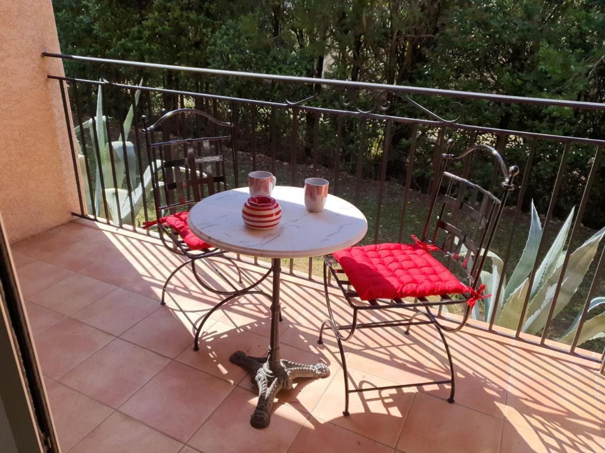 Villa Des Masques Aubais Номер фото
