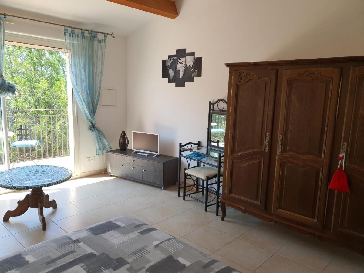 Villa Des Masques Aubais Экстерьер фото